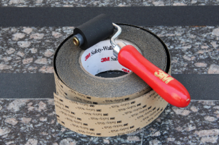 Антиковзальна стрічка 3М™ Safety-Walk 610 в дії
